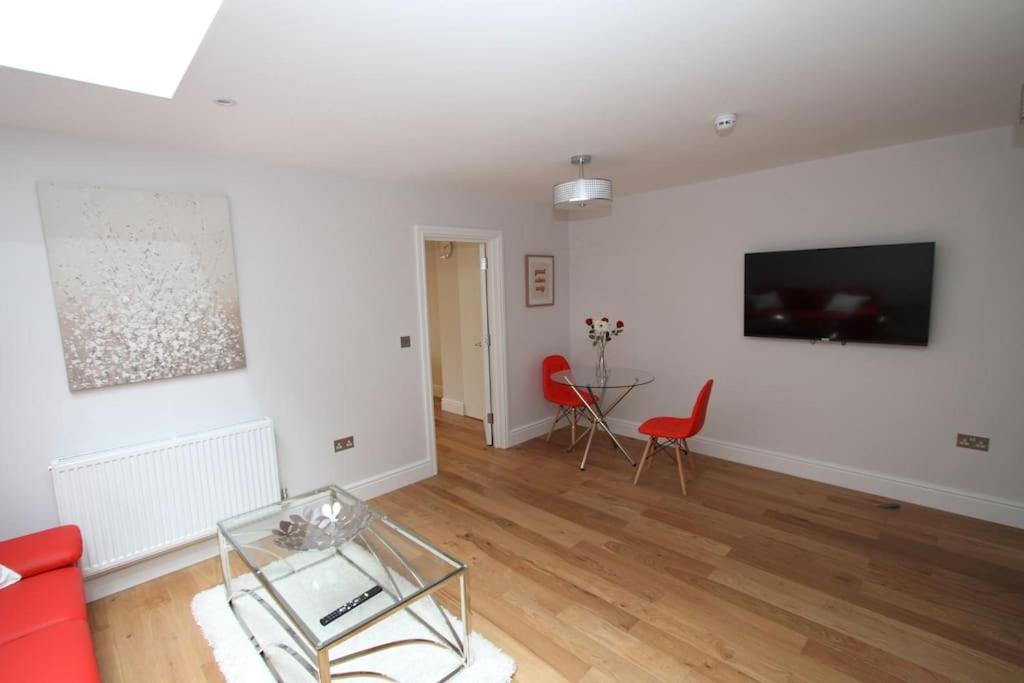 Lovely One Bed Apartment-Near All Transport-Village-Freeparking London Exterior foto