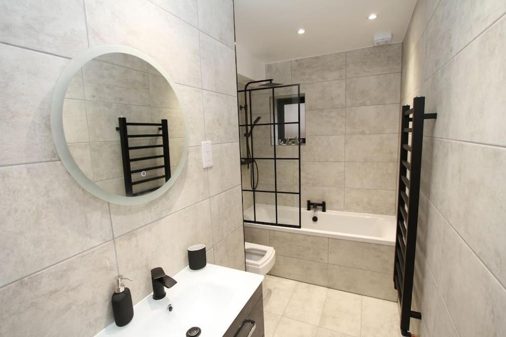 Lovely One Bed Apartment-Near All Transport-Village-Freeparking London Exterior foto