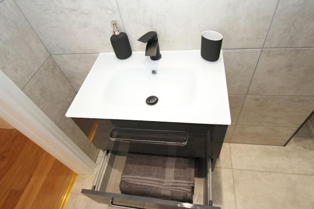 Lovely One Bed Apartment-Near All Transport-Village-Freeparking London Exterior foto